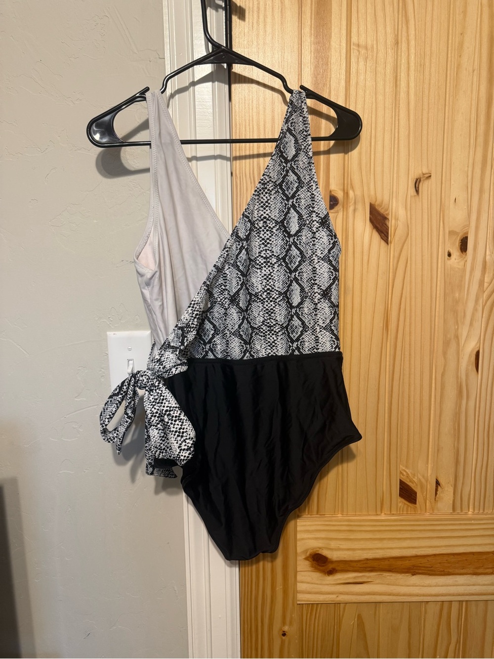 Cupshe Snake Print black and white one piece bathing suit